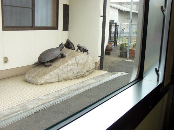 亀の甲駅の亀の飾り物